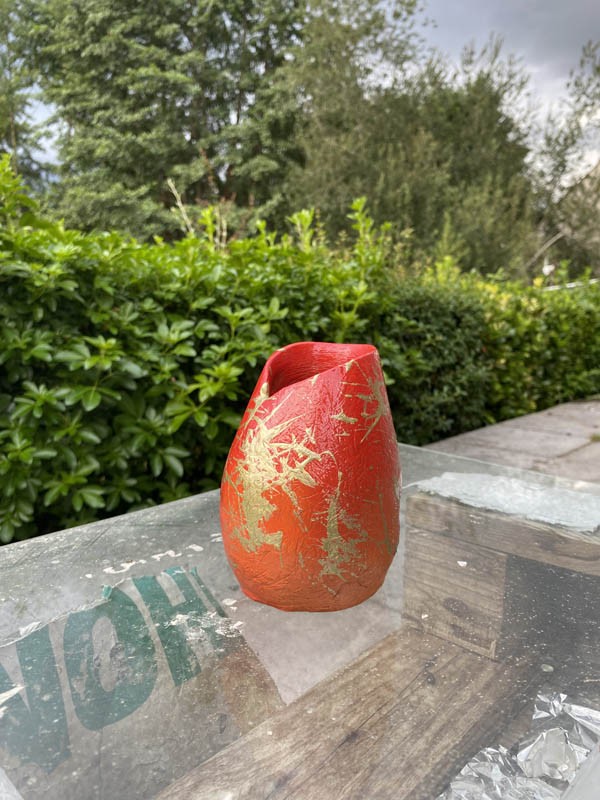 Découvrez la œuvre de Shuilem, un vase en céramique en or évoquant l'élégance et la sophistication de la mode chinoise.