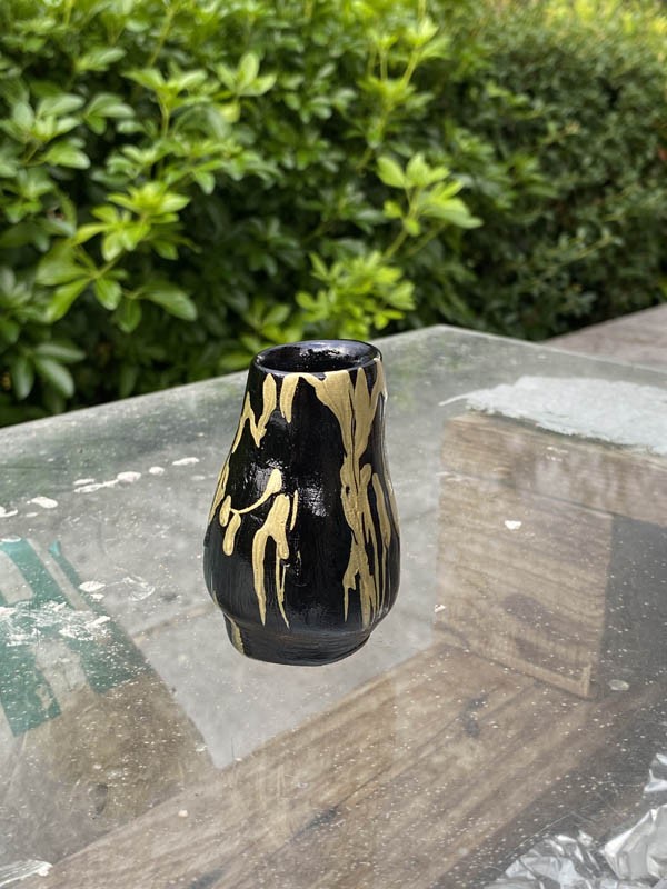 Découvrez l'œuvre de Shuilem, Pot laqué noir et or, 2011, une pièce de poterie contemporaine élégante et lumineuse.